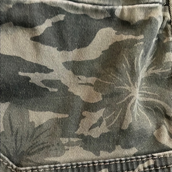 UNIONBAY Women's Olive Camo Cargo Shorts - Picture 4 of 6